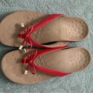 Women’s Vionic thong sandals. 9.5 M